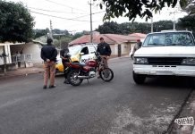 Motociclista bate em caminhão após fugir da Polícia
