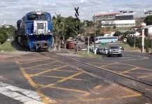 Seguranças orientam motoristas em passagem de nível problemática