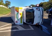 Utilitário tomba ao ser atingido por caminhão em trevo de Jandaia
