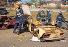 Bombeiros realizam treinamento de desencarceramento de vítimas