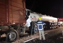 Motorista morre após colisão traseira entre duas carretas