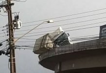 Caminhão tomba em cima de viaduto em Maringá