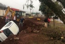 Carro cai em valeta no Parque Industrial em Mandaguari