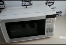 Suspeito abandona micro-ondas na rua e sai correndo