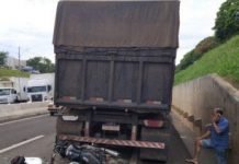 Motociclista morre após bater na traseira de carreta parada em Maringá