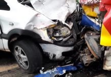Colisão frontal deixa condutores feridos em Apucarana