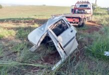 Carro fica destruído ao bater em árvore no Vale do Ivaí