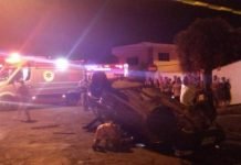 Carro capota após colisão em Apucarana