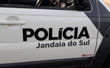Homem embriagado é preso após ameaçar pessoas em bar