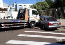 Colisão entre carro e caminhão deixa moça ferida no centro