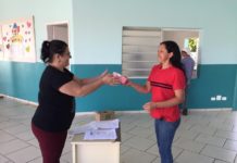 Departamento de Educação faz entrega das atividades e Bombons para alunos da rede municipal