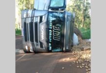 Caminhão carregado de batatas tomba em Novo Itacolomi