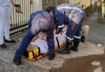 Ciclista é socorrido após queda no centro