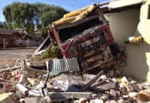 Caminhão invade residência em Mandaguari