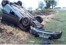 Veículo com três ocupantes capota entre Mandaguari e Jandaia do Sul
