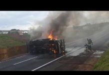 Após tombar, caminhão pega fogo em Alto Paraná
