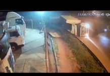Caminhão carregado com cigarros tomba em Maringá. Veja o vídeo