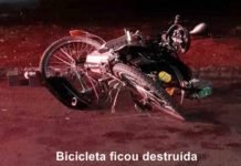 Bicicleta motorizada fica destruída após colisão com moto em Cambira
