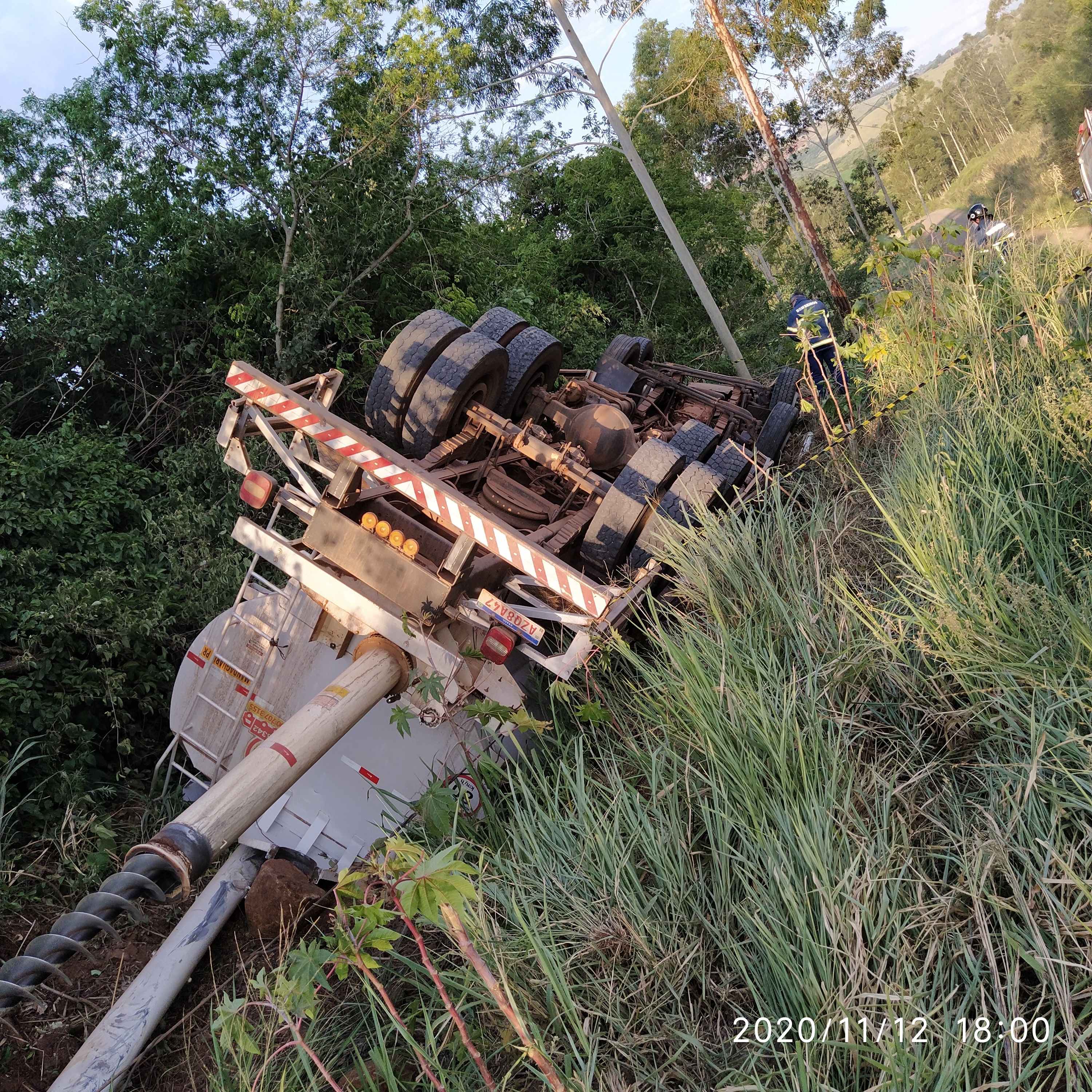 Caminhão Tomba E Motorista Morre Na Zona Rural | Jandaia Online