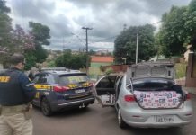 PRF prende condutor com carro abarrotado de contrabando em Jandaia do Sul