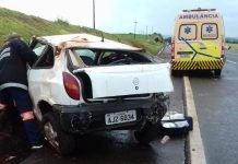 Ocupantes ficam presos em veículo após capotamento na PR-444