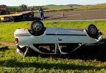 Veículo capota no Contorno de Mandaguari