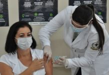 Vacina: Enfermeira Dulcimar é a primeira jandaiense imunizada