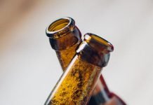 Casal que consumia bebida alcoólica na presença dos filhos em bar é convidado a se retirar do local