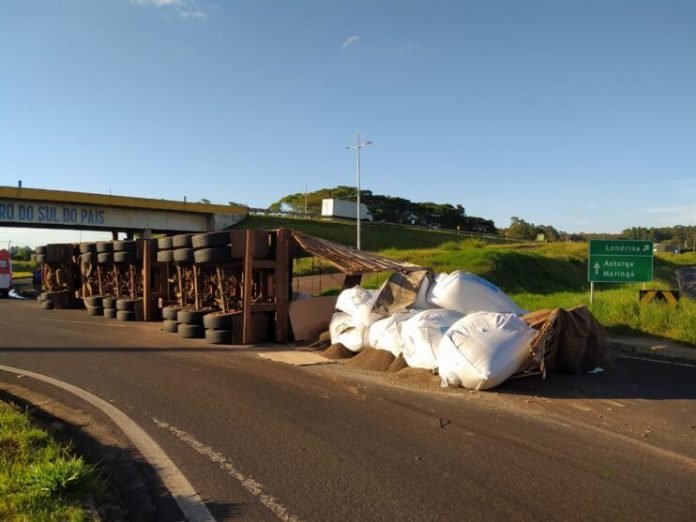 Caminhao-tombou-na-PR-218-em-Arapongas-00714581-0-202212262112-md