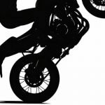 PM flagra jovem sem CNH empinando motocicleta em Jandaia do Sul