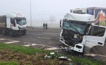 Caminhões batem de frente em Apucarana