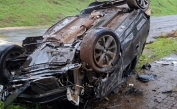 Veículo capota na Avenida das Indústrias em Mandaguari