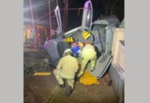 Capotamento em praça de Apucarana deixa dois homens feridos
