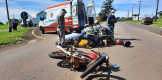 Motociclista fica ferido em colisão com Fusca no Trevo da Emater