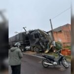 Carreta bitrem desgovernada causa destruição em bairro de Arapongas