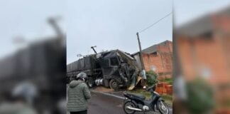 Carreta bitrem desgovernada causa destruição em bairro de Arapongas