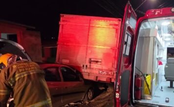 Homem morre após carro atingir traseira de caminhão em Apucarana