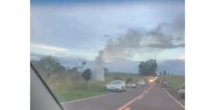 Carro capota e pega fogo entre Kaloré e Borrazópolis