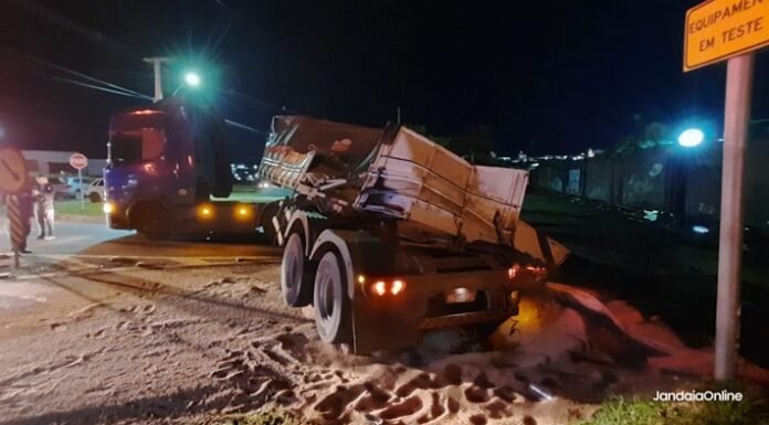 Mais um acidente envolve trem e carreta no trevo do Panela de Pedra. O maquinista sofreu ferimentos