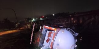 Caminhão carregado com gás é atingido por trem em Jandaia