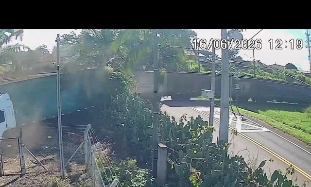 Motorista morre após caminhão ser atingido por trem no Distrito do Pirapó