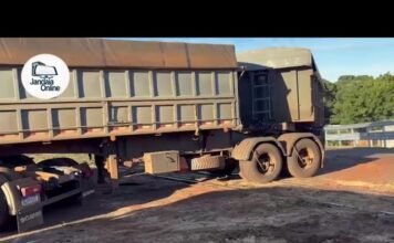 Carreta fica enroscada nos trilhos do trem ao se deparar com acidente