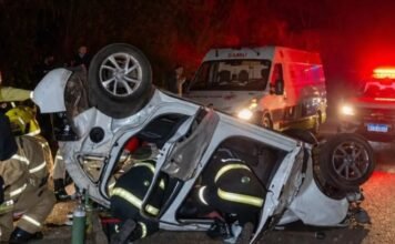 Motorista sobrevive após carro capotar várias vezes e ficar destruído na BR-376, em Maringá