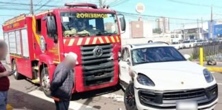 Porsche colide com caminhão do Corpo de Bombeiros durante atendimento de emergência em Arapongas