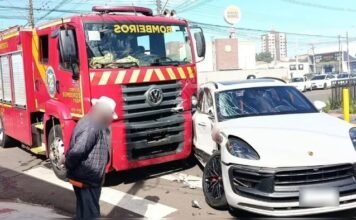 Porsche colide com caminhão do Corpo de Bombeiros durante atendimento de emergência em Arapongas