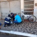 Ciclista fica ferido após acidente com carro na Praça do Café, em Jandaia do Sul