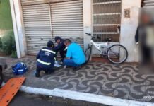Ciclista fica ferido após acidente com carro na Praça do Café, em Jandaia do Sul