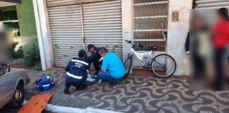 Ciclista fica ferido após acidente com carro na Praça do Café, em Jandaia do Sul