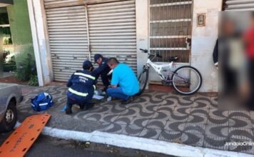 Ciclista fica ferido após acidente com carro na Praça do Café, em Jandaia do Sul