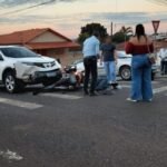 Motociclista fica ferido após colisão com carro em cruzamento de Jandaia do Sul
